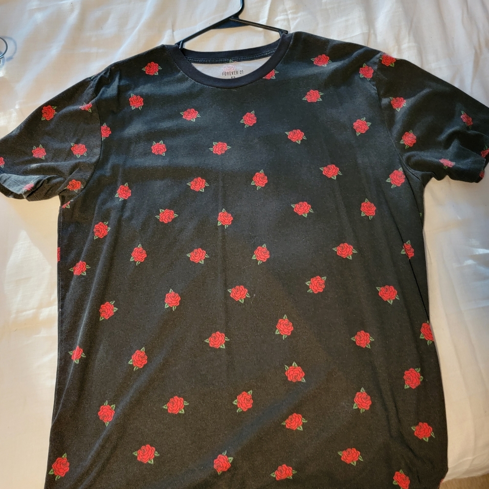 FOREVER 21 Black Rose Print Crew Neck Tee size Large